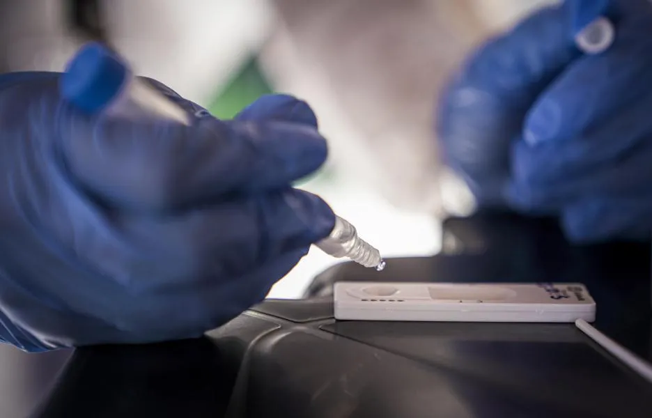 Prueba de casos sintomáticos de COVID-19 con test de antígenos. MSF en Fortaleza, Brasil, junio de 2021.