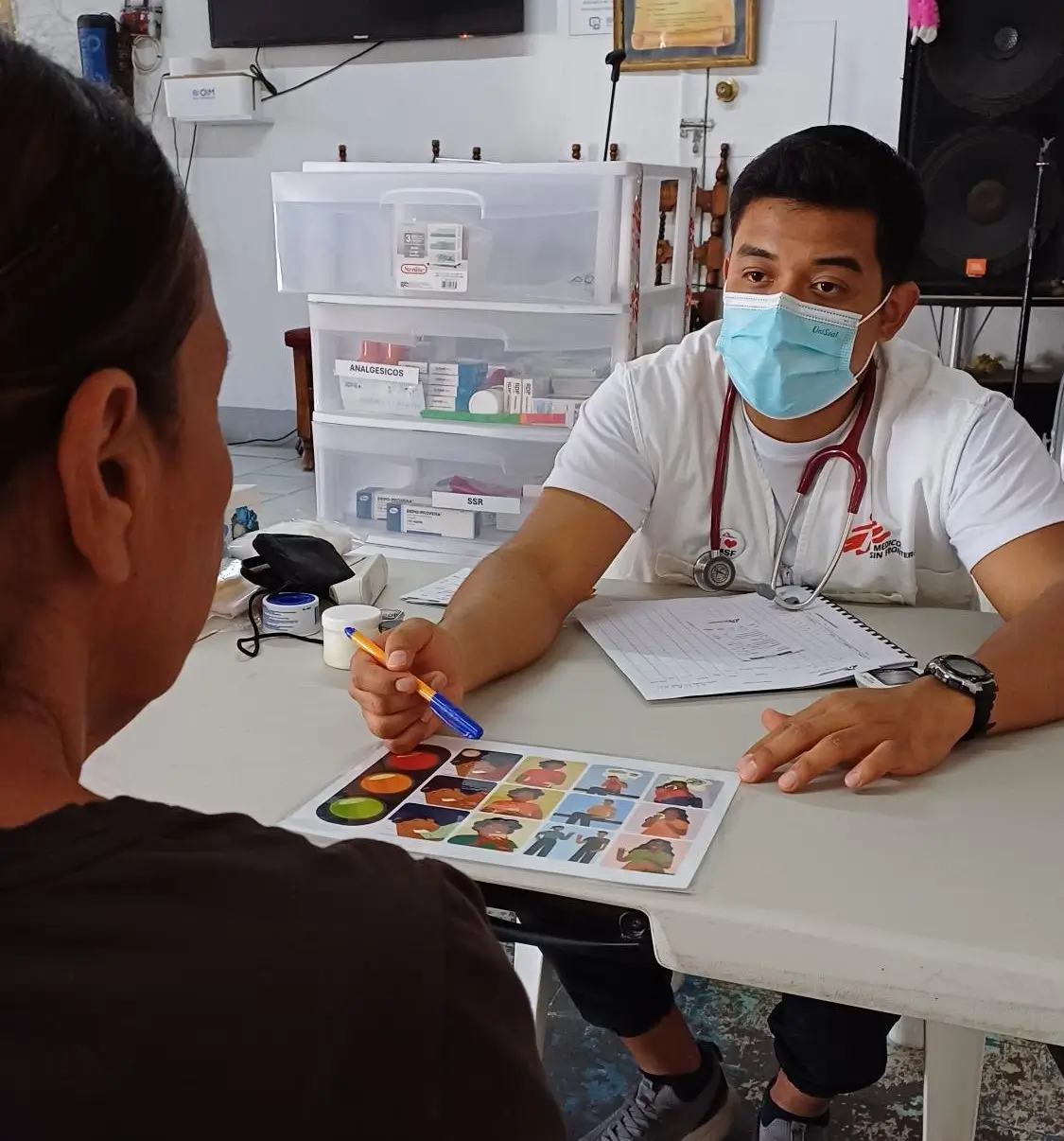 El equipo que MSF tenemos en Ciudad Juárez es multidisciplinario, está compuesto por personal médico, de enfermería, trabajadores sociales y especialistas en salud mental, y brinda atención médica gratuita y de calidad.