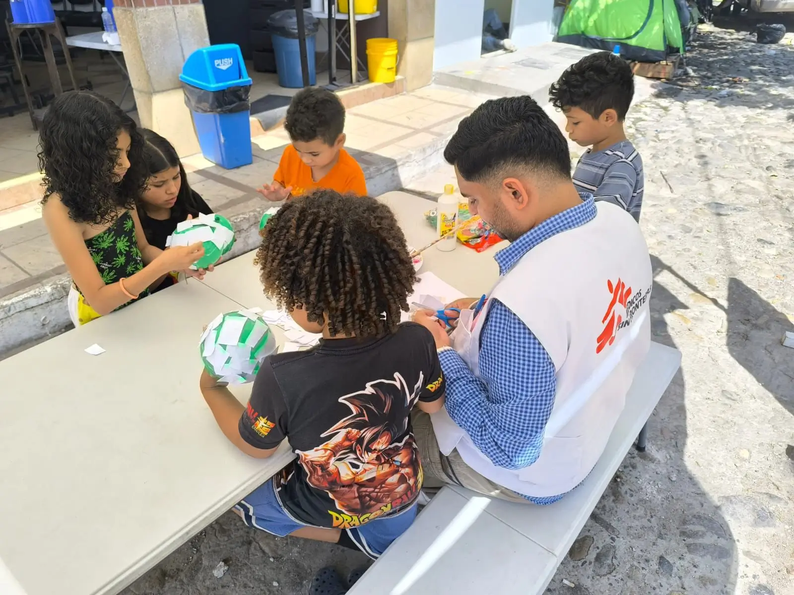 El equipo de MSF realiza actividades lúdicas con infancias migrantes en su paso por Esquipulas, Guatemala 2025