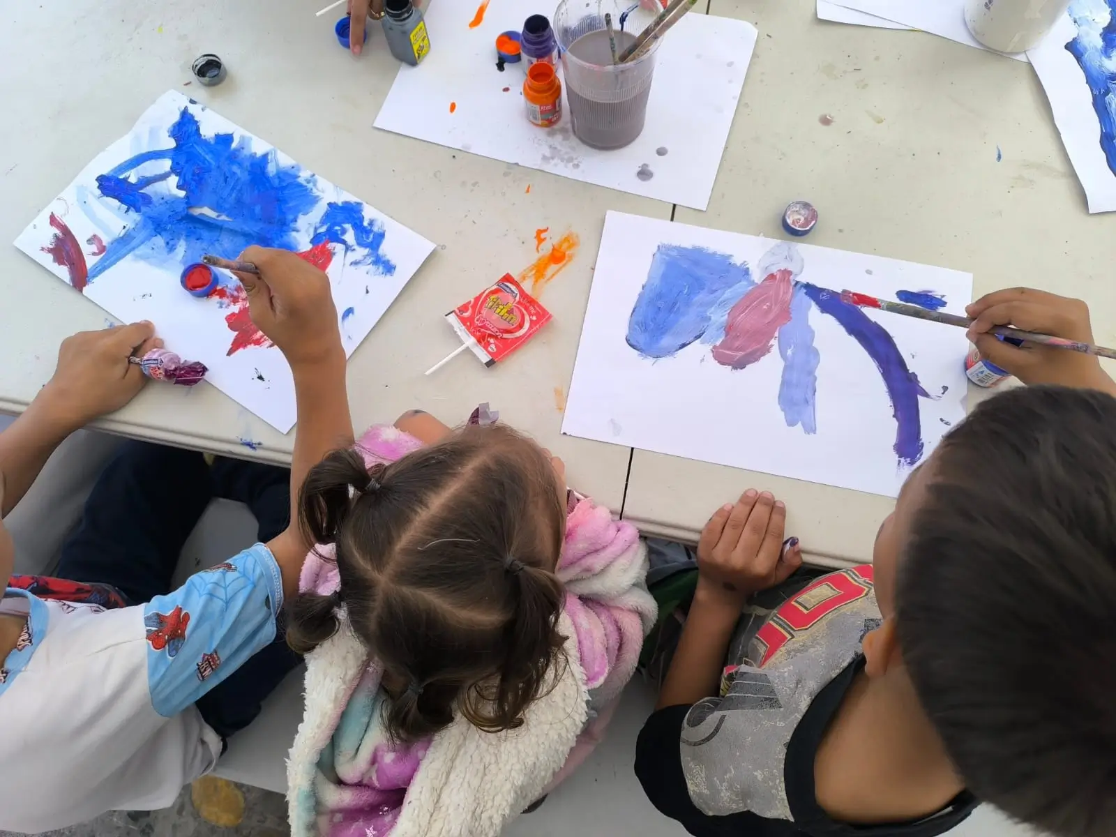 Para captar fácilmente la atención de grandes y pequeños, el equipo de MSF realizan actividades de pintura. Esquipulas, Guatemala 2025.