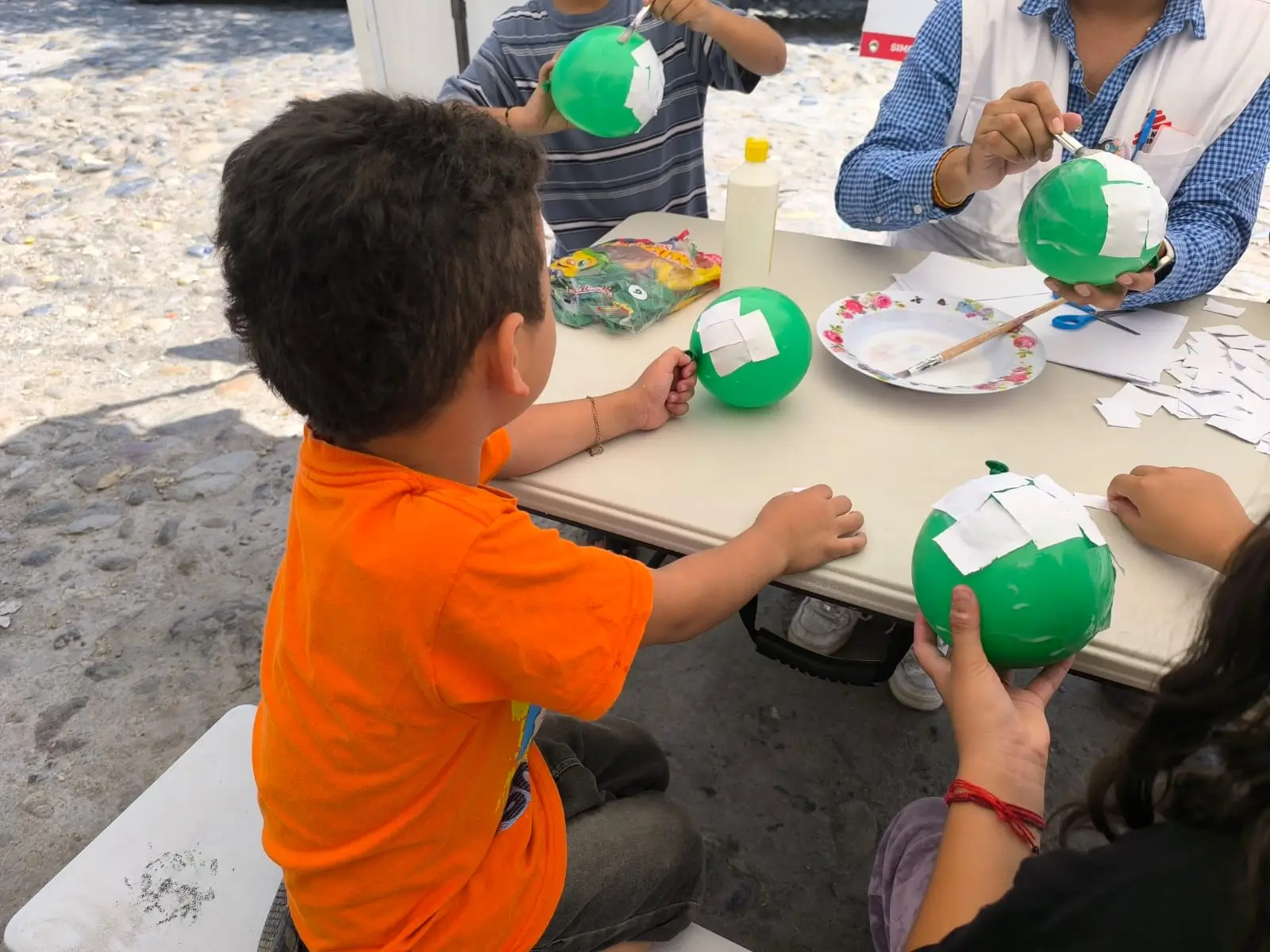 El equipo de MSF realiza actividades lúdicas con infancias migrantes en su paso por Guatemala.