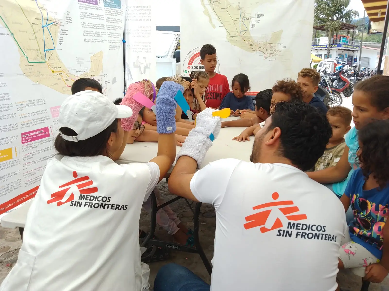 El equipo de MSF realiza actividades lúdicas con las infancias migrantes. A veces hacen presentaciones con títeres hechos con calcetines, otras usan juegos de mesa, manualidades, pintura, entre otras cosas.