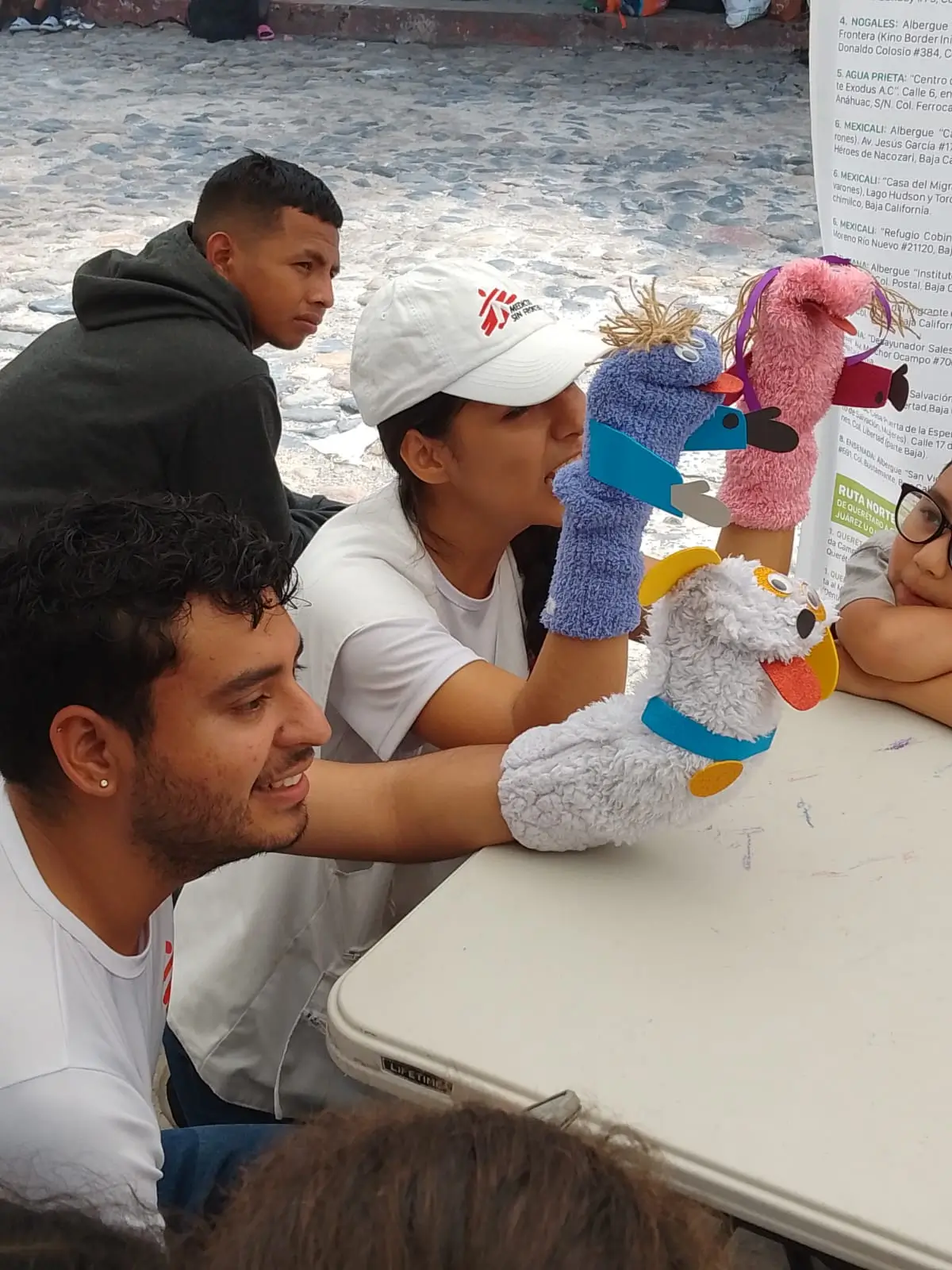El equipo de MSF realiza actividades lúdicas con las infancias migrantes. A veces hacen presentaciones con títeres hechos con calcetines, otras usan juegos de mesa, manualidades, pintura, entre otras cosas. Esquipulas, Guatemala 2025.