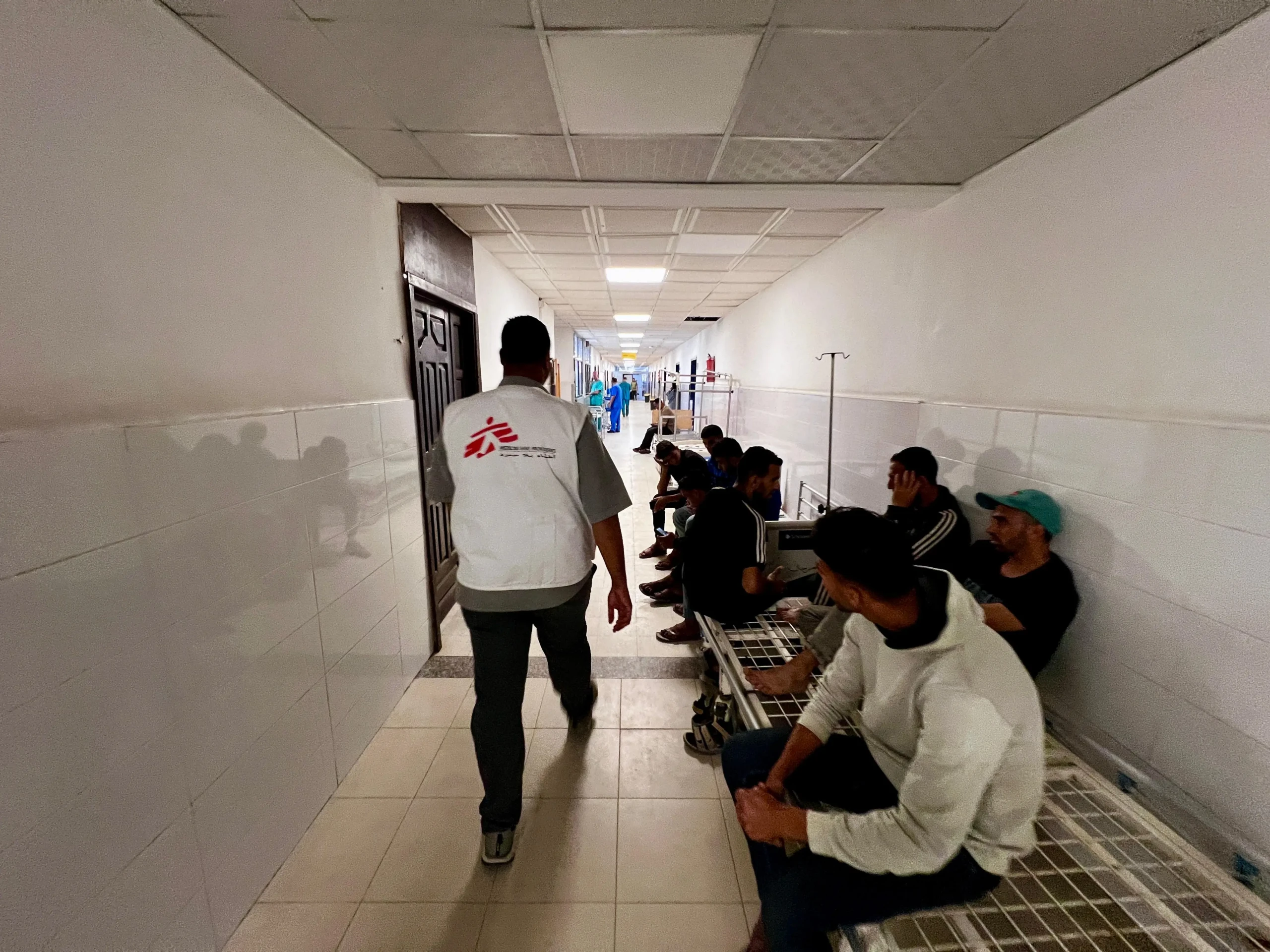 El araque al com´plejo hospitalario Nasser, dañó gravemente la farmacia del Ministerio de Salud, lo que aumentó la presión sobre los suministros en un momento en que las existencias médicas se están agotando debido al asedio.