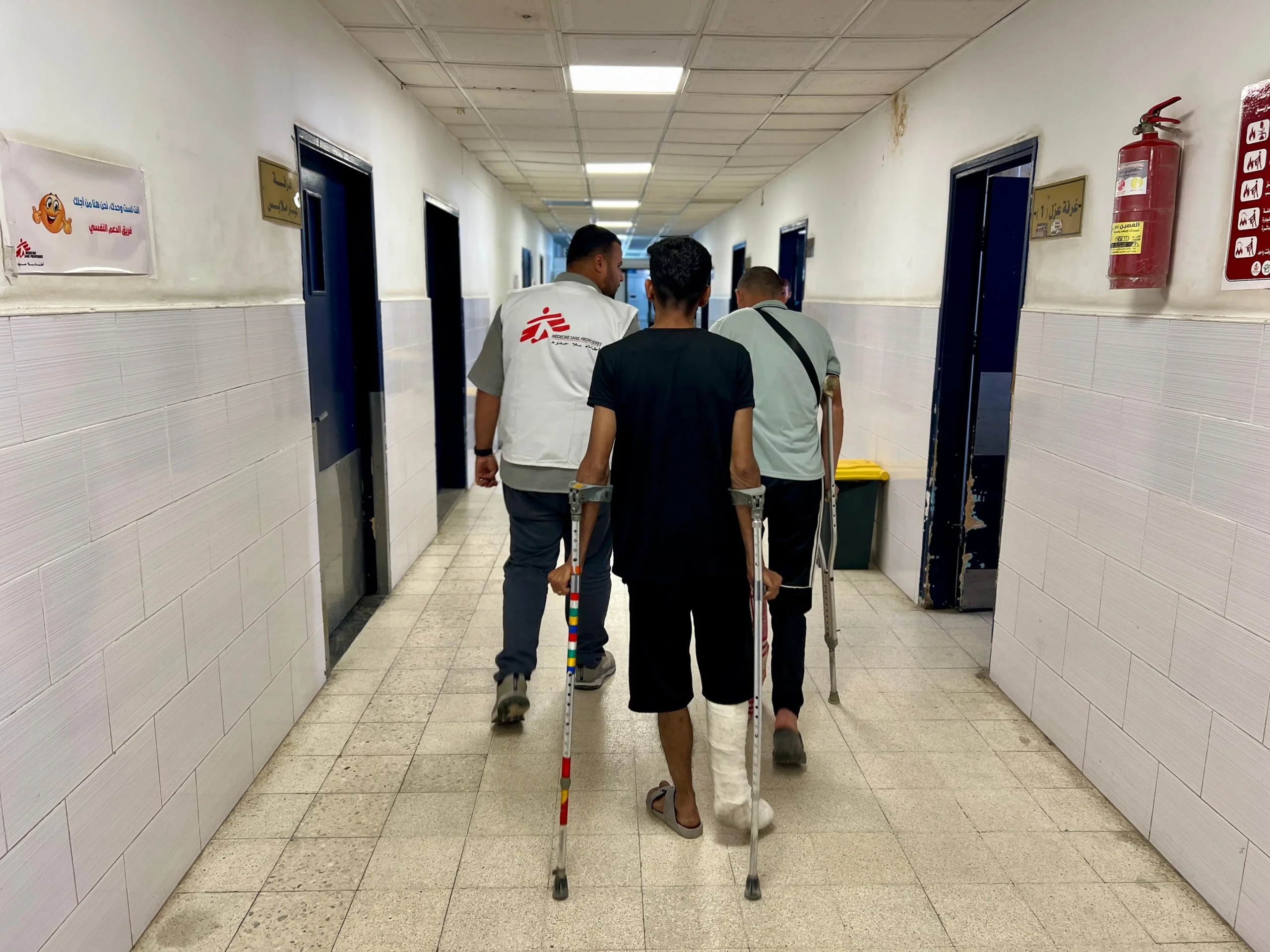 Ese mismo día, las fuerzas israelíes emitieron órdenes de evacuación generalizadas, lo que limitó aún más el acceso de la población a la atención médica y la capacidad de MSF para proporcionarla.