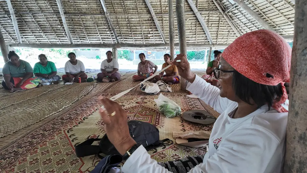 Esther Karume, partera de MSF, enseña a los miembros de la comunidad local de Abaiang cómo detectar la hipertensión. Enfermedades no transmisibles como la diabetes y la hipertensión son comunes. Kiribati, abril de 2025.