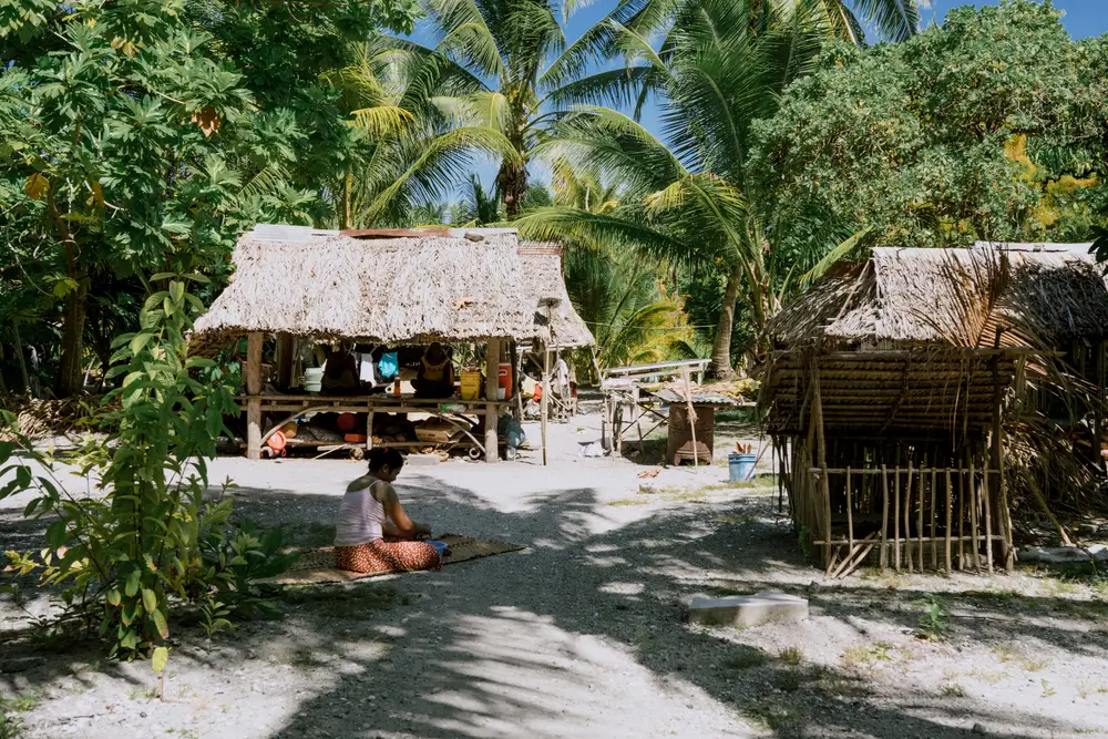 Un aldeano se sienta a la sombra en Abaiang. El calor y la humedad son constantes día y noche en Abaiang. Kiribati, abril de 2025.