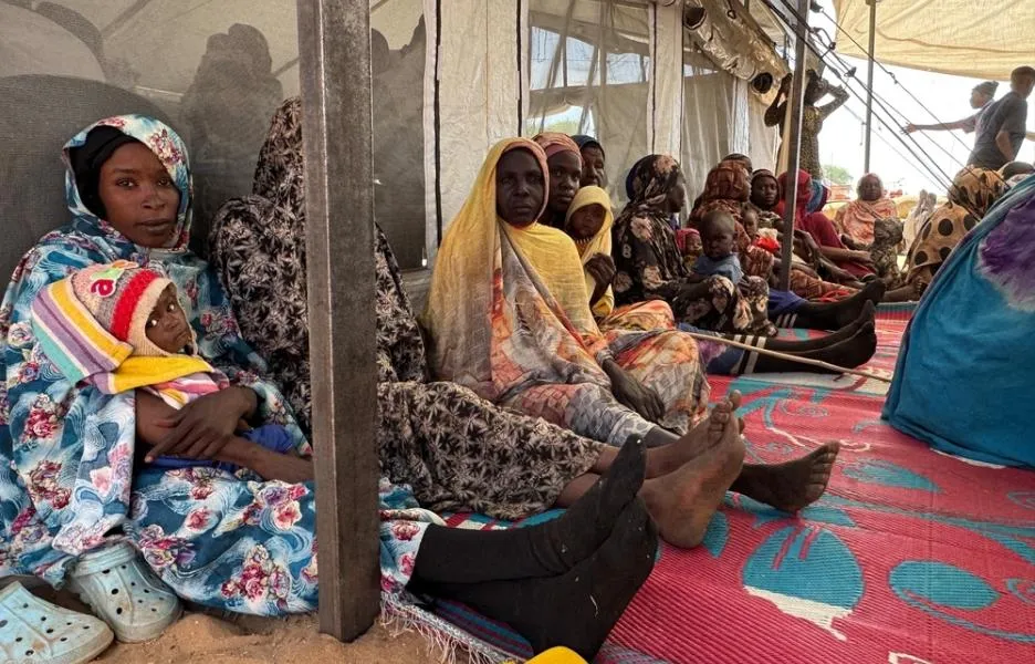 Pacientes de MSF hacen fila junto al puesto de salud de Tawila Umda, esperando consulta.