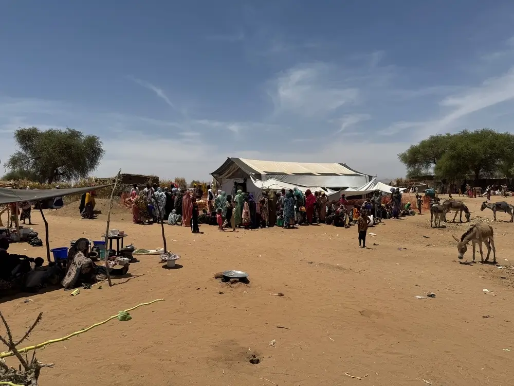 Vista del puesto de salud de MSF en Tawila Umda, minutos antes de su apertura. Ubicado en el principal punto de llegada de desplazados de Zamzam y El Fasher.