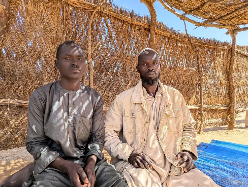 Mudathir con su padre. Vivían en Darfur y tuvieron que huir a causa de la guerra. Mudathir está recibiendo apoyo de salud mental de los equipos de MSF y está mejorando. Metche, este de Chad.