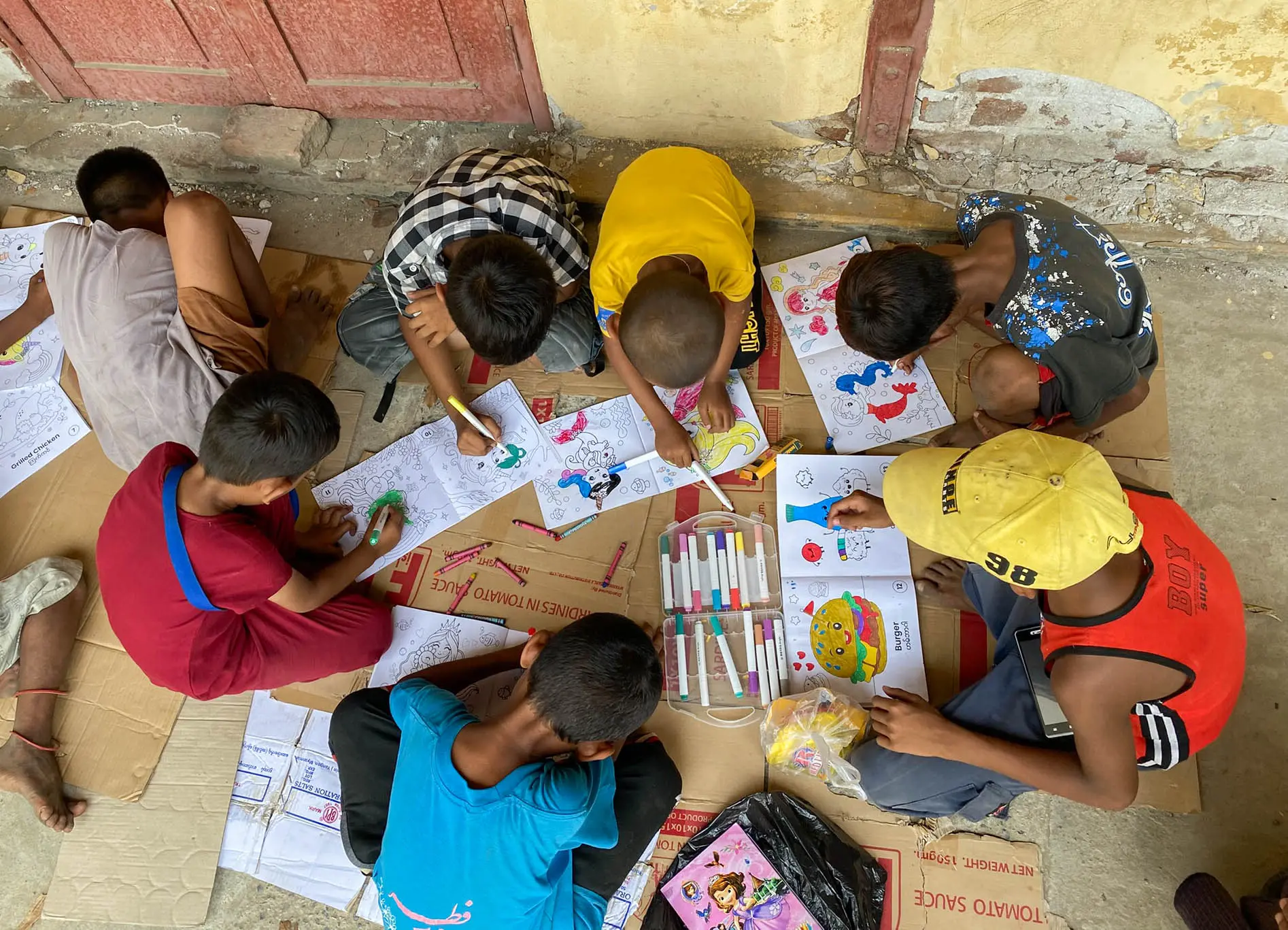 Una foto tomada durante una sesión de salud mental para niños y niñas afectadas por el terremoto en Myanmar.