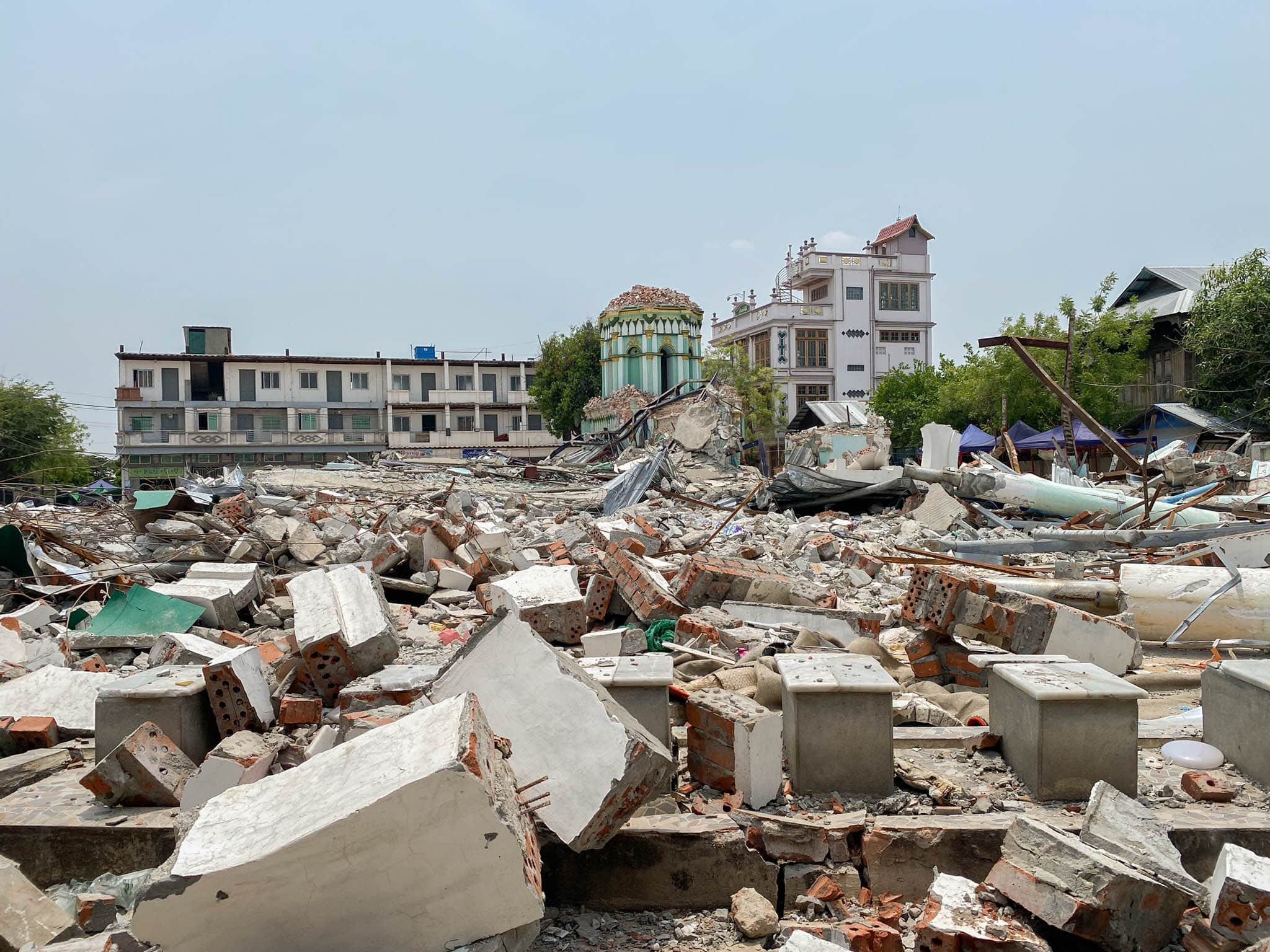 Una mezquita dañada por el terremoto del 28 de marzo en Myanmar.