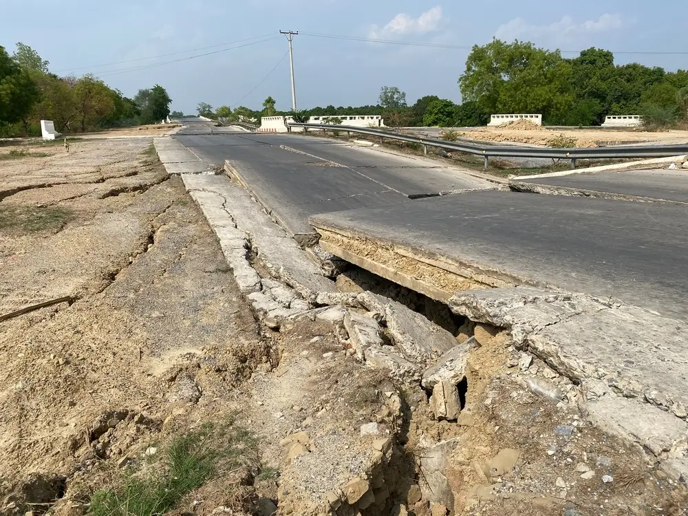 La carretera rápida que conecta Mandalay con Sagaing sufrió grietas a causa del terremoto del 28 de marzo y algunos tramos siguen inutilizables. Myanmar, abril de 2025.