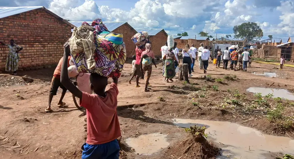 Diariamente, personas refugiadas en su mayoría mujeres y niños, llegan al campo de Musenyi.