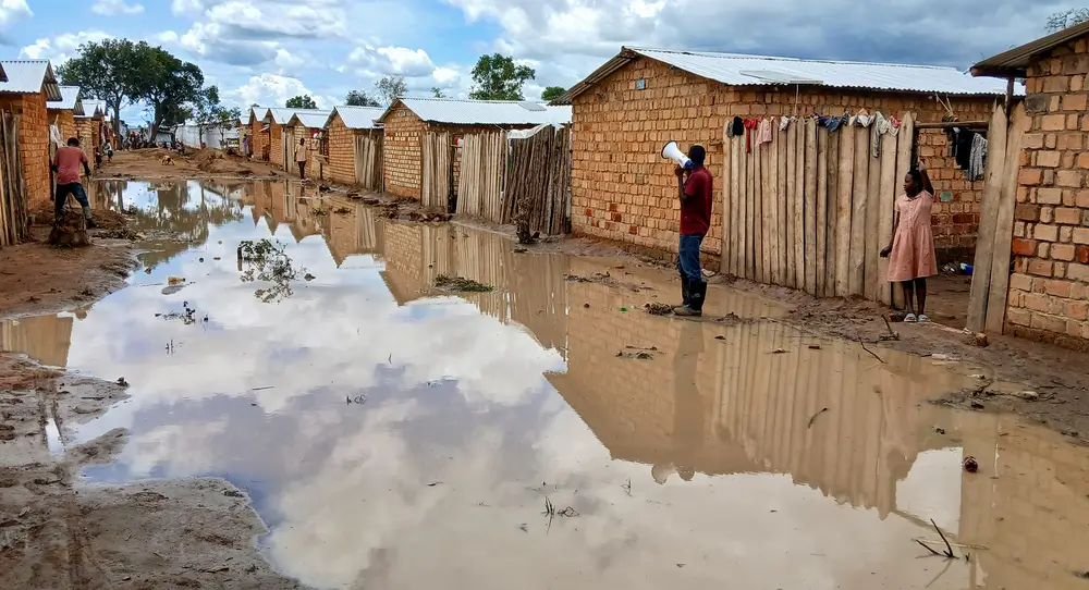 Vista del campo de Musenyi, inundado por las lluvias. Las viviendas del son muy vulnerables a las lluvias debido a la impermeabilidad del suelo. Sus habitantes intentan protegerlas lo mejor posible.