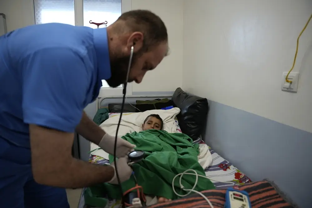 Médico de MSF en consulta con un paciente con quemaduras graves en el hospital de MSF en Atmeh, al noroeste de Siria.