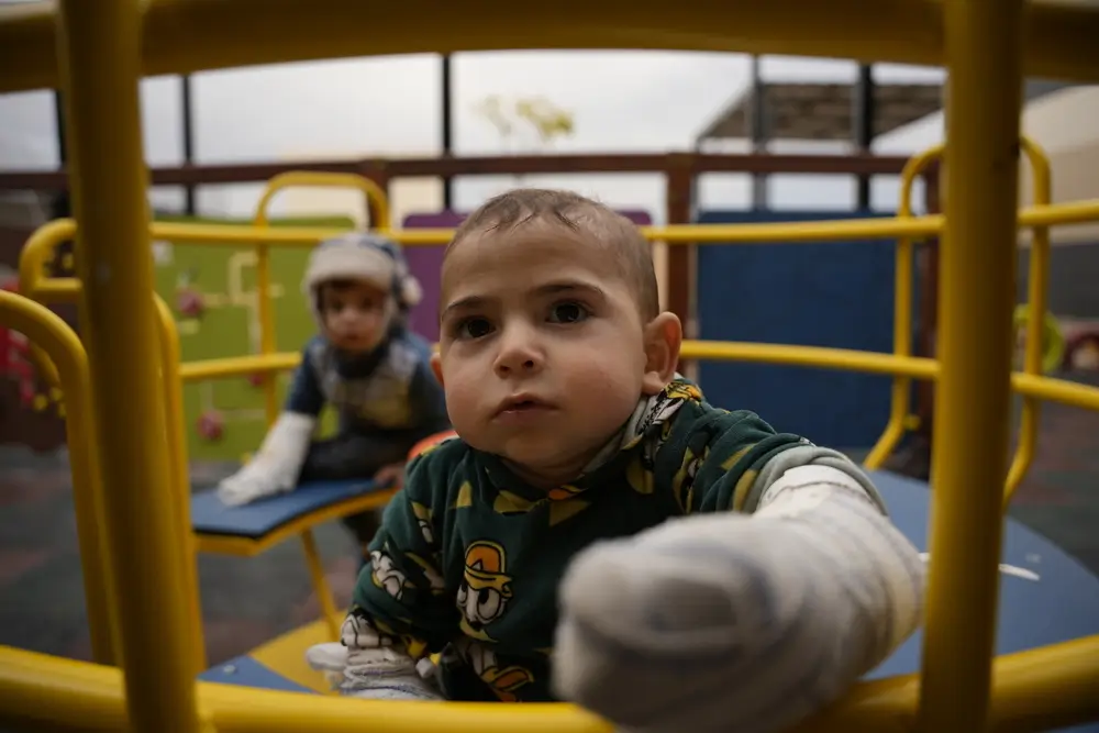 Niños pacientes con quemaduras graves juegan en el área recreativa del hospital de MSF en Atmeh, al noroeste de Siria.