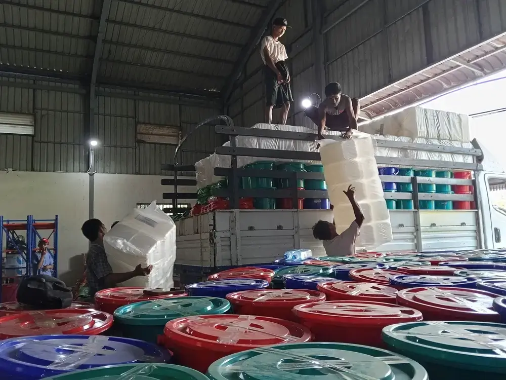 Dos camiones se cargan con artículos esenciales, como jabón, pasta de dientes, productos menstruales y mantas, en el almacén de MSF en Mandalay. Myanmar, abril de 2025.