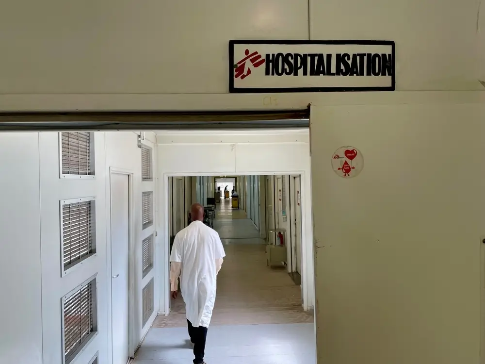Un médico de MSF camina por la sala de hospitalización del hospital de trauma de Tabarre.