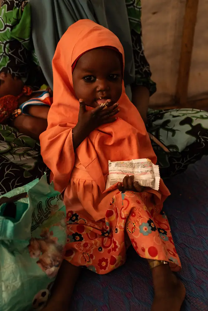 Es el día del alta para la hija de Zuwaira, quien recibía tratamiento por desnutrición en el centro de alimentación ambulatoria de MSF en Katsina.