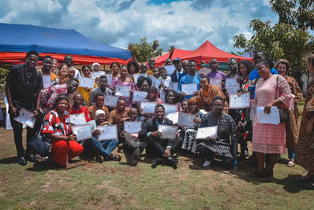 Ceremonia de graduación de enfermeras, parteras y profesionales de la salud comunitaria de la Academis de MSF en Sierra Leona.