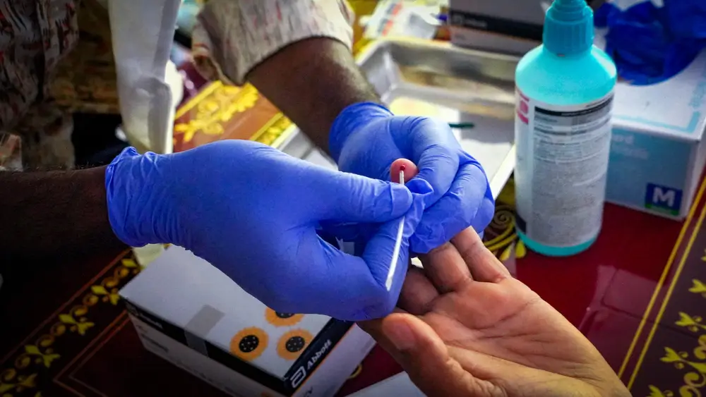 Enfermeras de MSF recolectan muestras de sangre de pacientes en los campos de refugiados rohinya como parte de una campaña de detección y tratamiento de la hepatitis C. Bangladesh, abril de 2025.