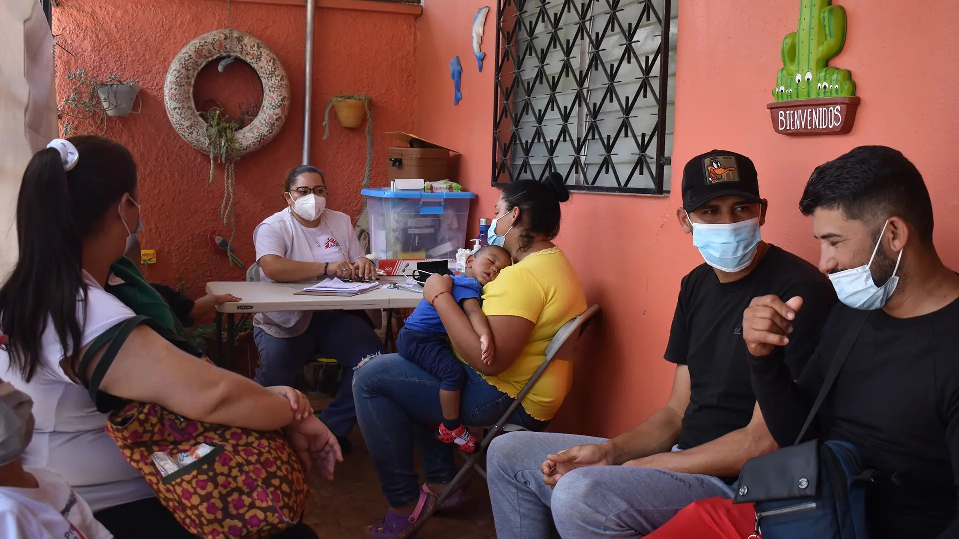 Elisa, enfermera de MSF, atiende a una mujer migrante y a su bebé. Los equipos de MSF adaptaron sus actividades en diferentes espacios. Algunos residentes de Danlí abrieron sus casas para ayudar a nuestros equipos a garantizar la confidencialidad durante las consultas. Honduras, mayo de 2022.