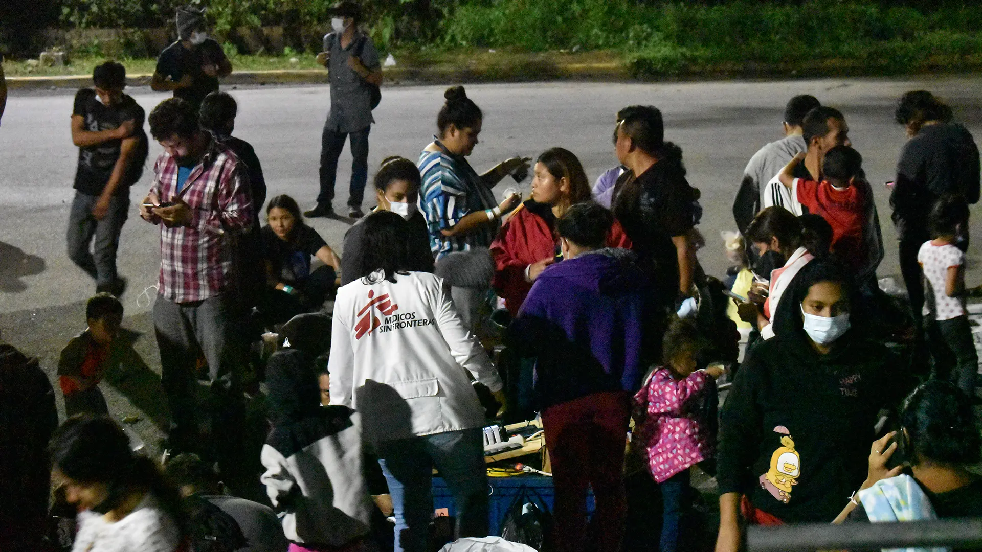 A finales de 2022, hondureños fueron devueltos a Corinto, en la frontera entre Honduras y Guatemala. Los equipos de MSF les brindaron actividades de salud mental y electricidad para cargar sus teléfonos móviles.