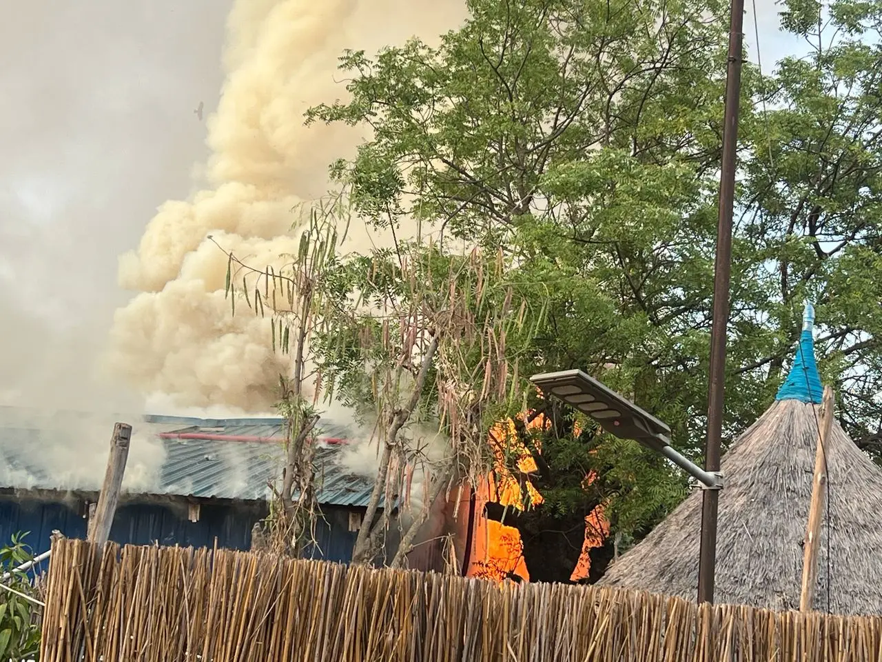 El hospital de MSF en Old Fangak, Sudán del Sur, en llamas.