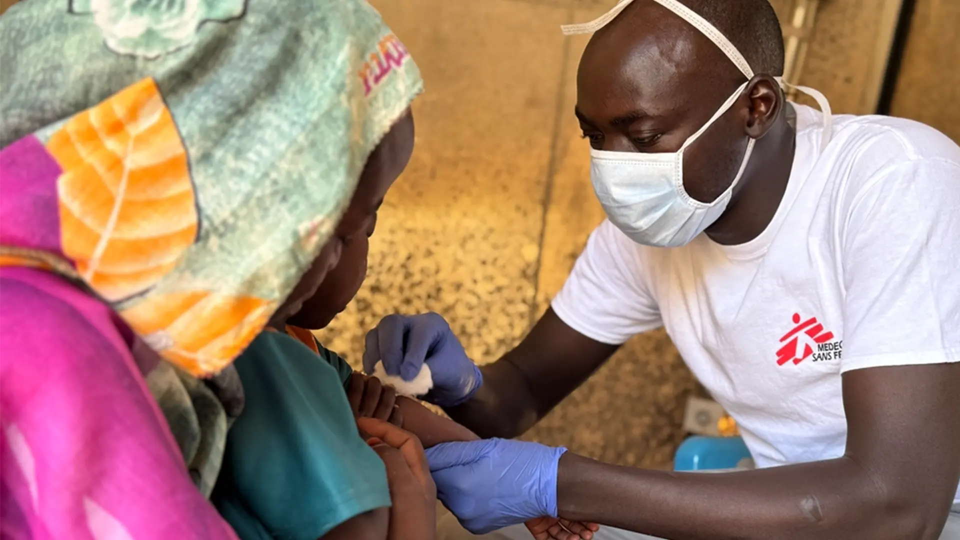 Salah Aldeen, enfermero de MSF, coloca una vacuna a Marwa, de 3 años. Marwa ingresó el día anterior debido a los síntomas comunes del sarampión.