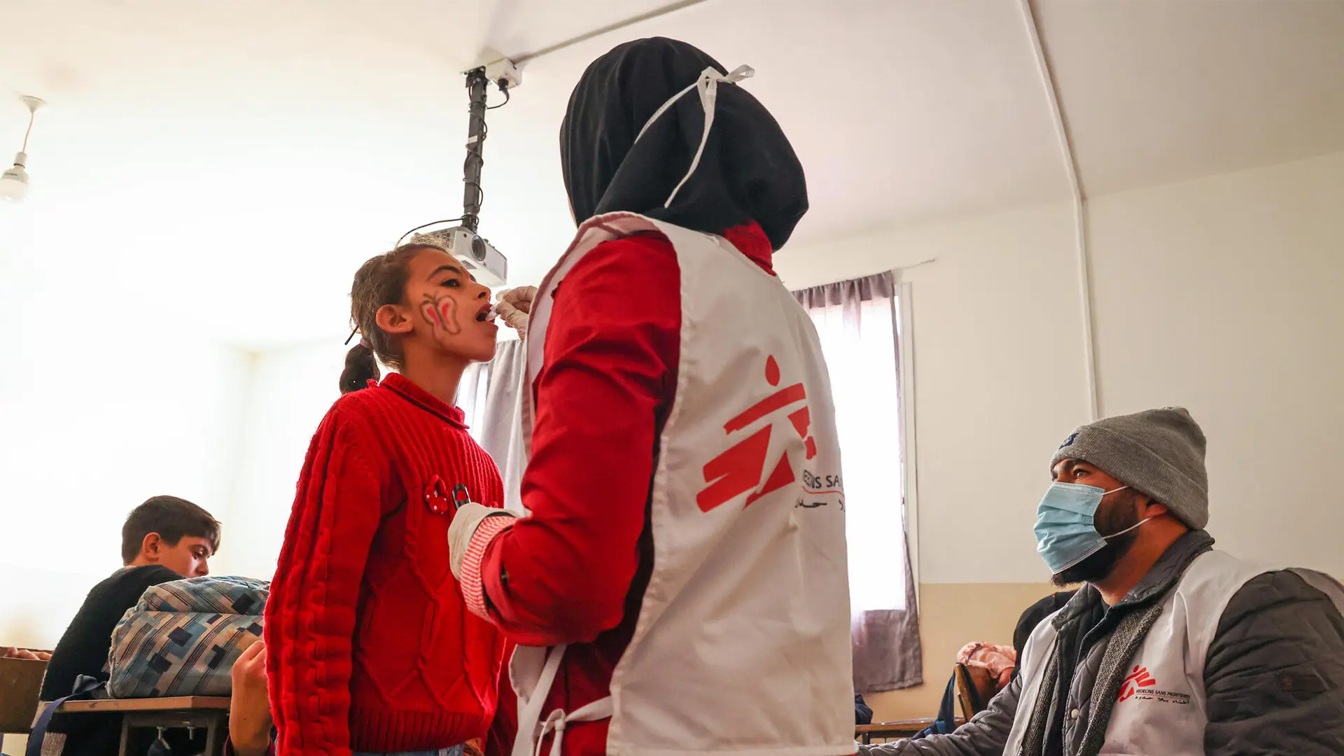 Una enfermera de MSF vacuna a una niña contra el cólera en una escuela de Arsal, en el valle de la Bekaa, Líbano.