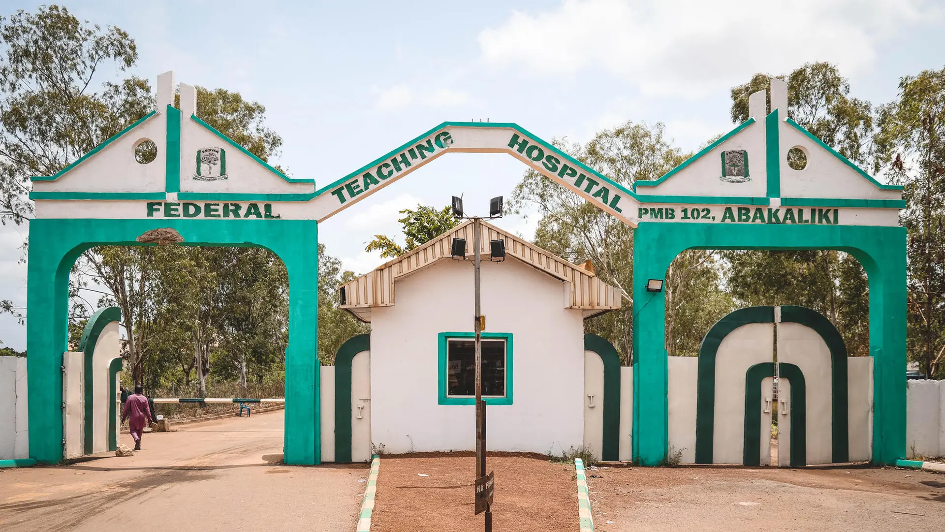 Afuera del hospital docente de la Universidad Federal Alex Ekwueme en Abakaliki, Nigeria, marzo de 2023.