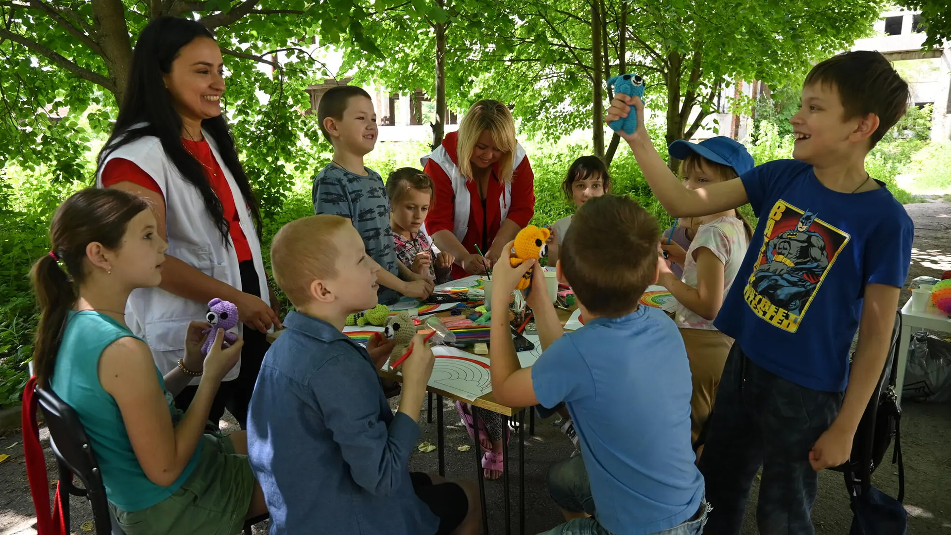 Sesión grupal de salud mental para niños en un albergue de Ucrania.