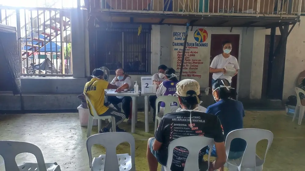 Personas esperando para ser examinadas para detectar tuberculosis en una clínica móvil de MSF en Tondo, Manila.
