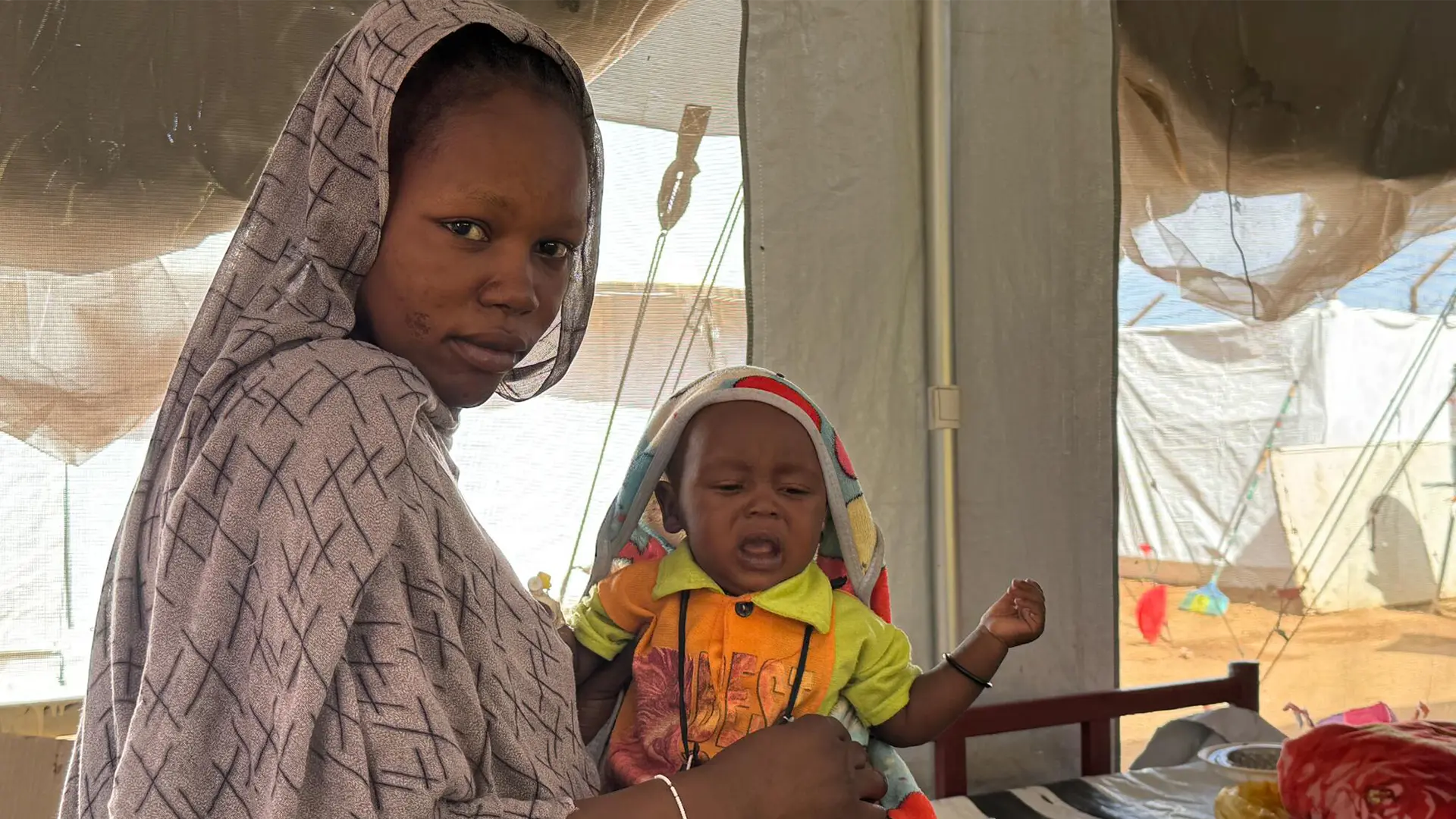 Durante semanas, MSF ha enfrentado un brote de sarampión en Tawila, lo que les ha obligado a triplicar su capacidad de camas en pediatría y a lanzar una campaña de vacunación de respuesta a principios de abril, que ha llegado a 18,000 niños menores de 5 años.