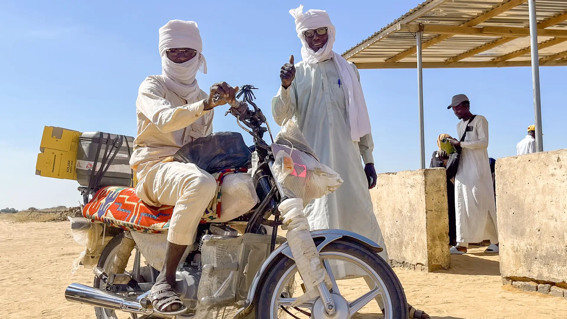 En zonas remotas donde las carreteras son inexistentes o la seguridad a veces es incierta, MSF utiliza motocicletas para enviar equipos de vacunación, personal de concienciación y el equipo necesario para realizar actividades. Chad, noviembre de 2024.
