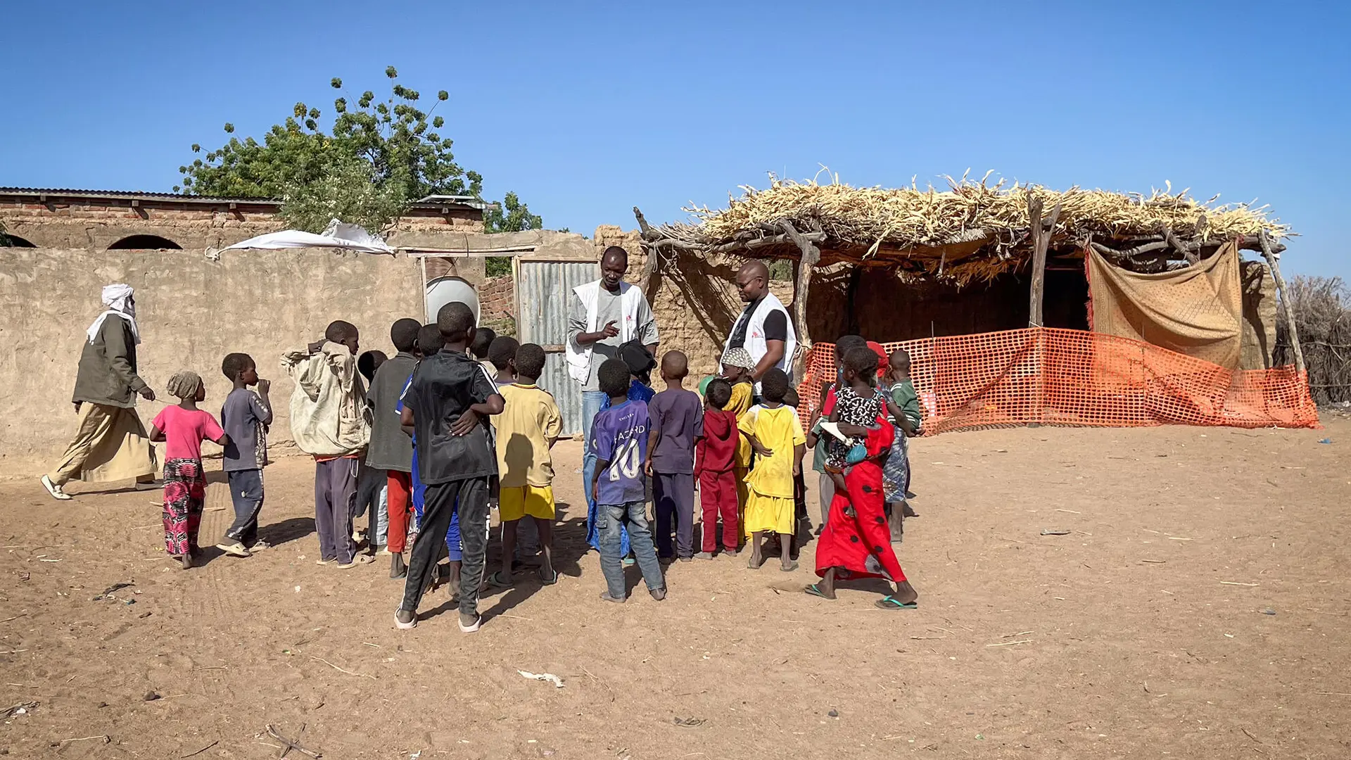 Un grupo de niños aprende sobre la difteria con el equipo de MSF, quienes explican cómo la vacunación protege contra la enfermedad. Alifa, Chad, noviembre de 2024.