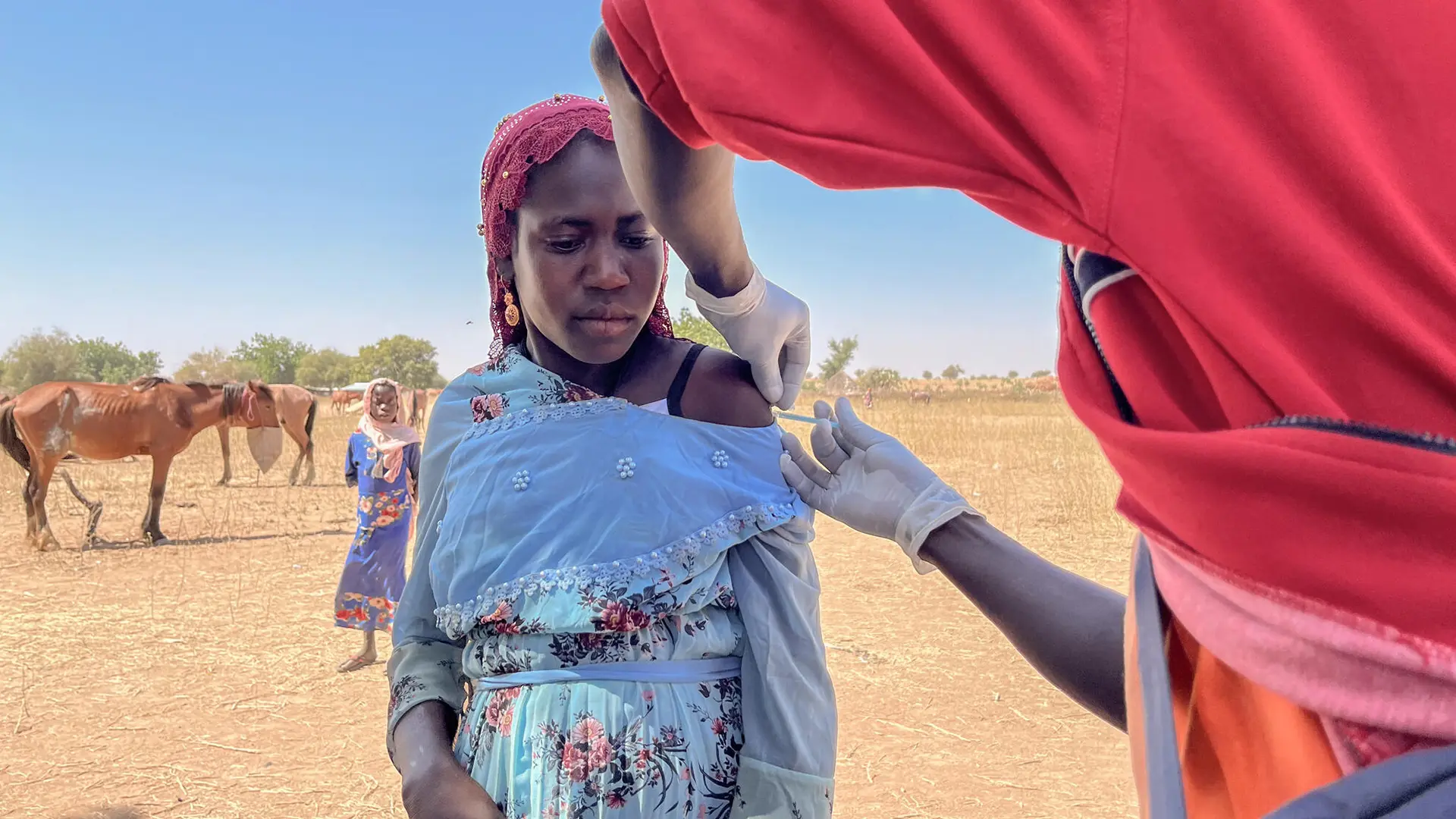 Maryam recibe la vacuna contra la difteria durante un día de mercado en Mantcharné. Ella y su madre caminaron más de cinco kilómetros desde su pueblo para llegar al mercado. Chad, noviembre de 2024.