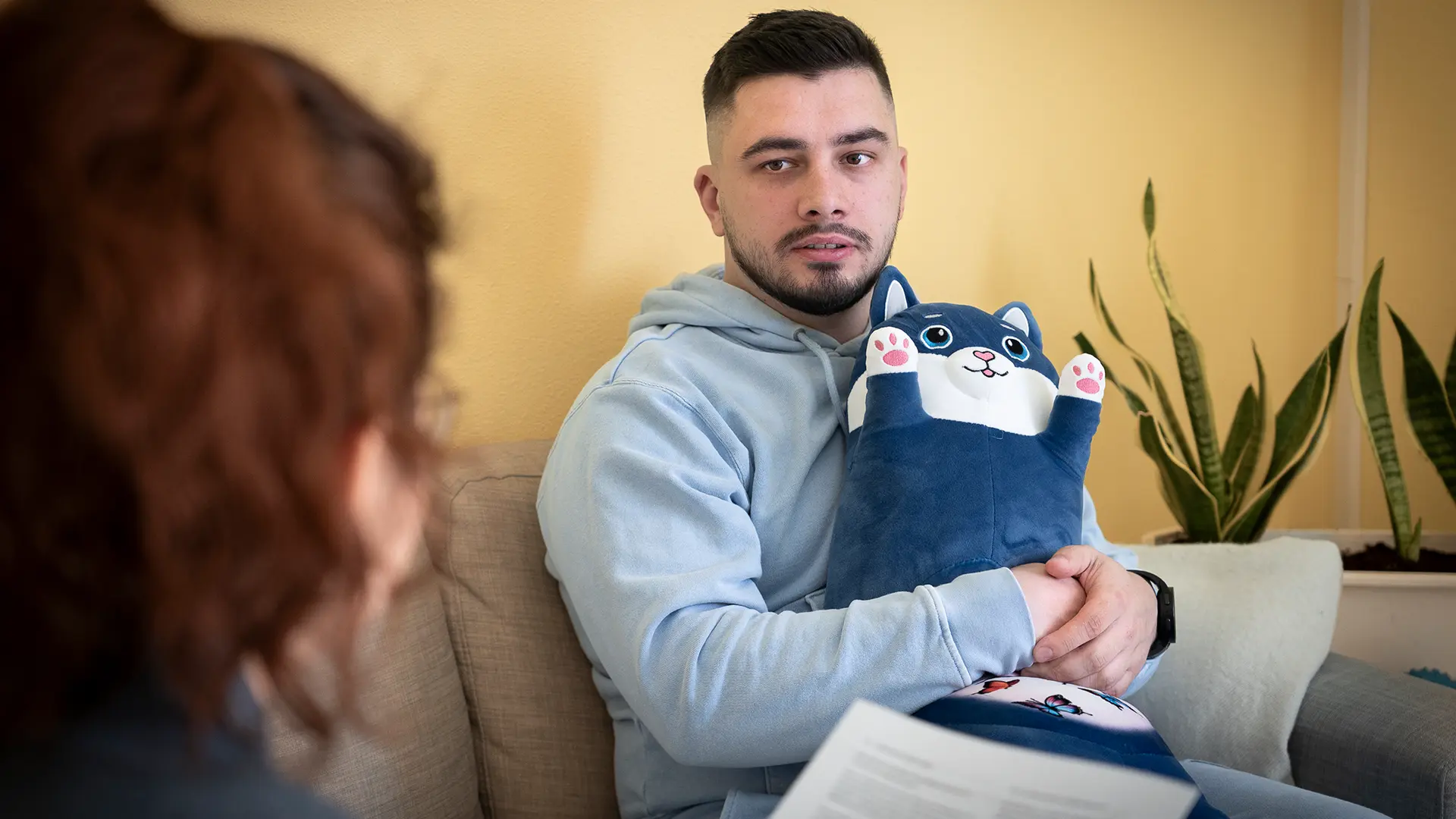 Oleksandr Zelenyi, de 27 años, resultó gravemente herido en mayo de 2022 en la región de Luhansk durante una doble explosión. Desde entonces, ha padecido una lesión cerebral traumática, además de trastornos del sueño, pérdida de memoria y otros síntomas comúnmente asociados al estrés postraumático, como irritabilidad, pérdida de motivación y dificultades para socializar.