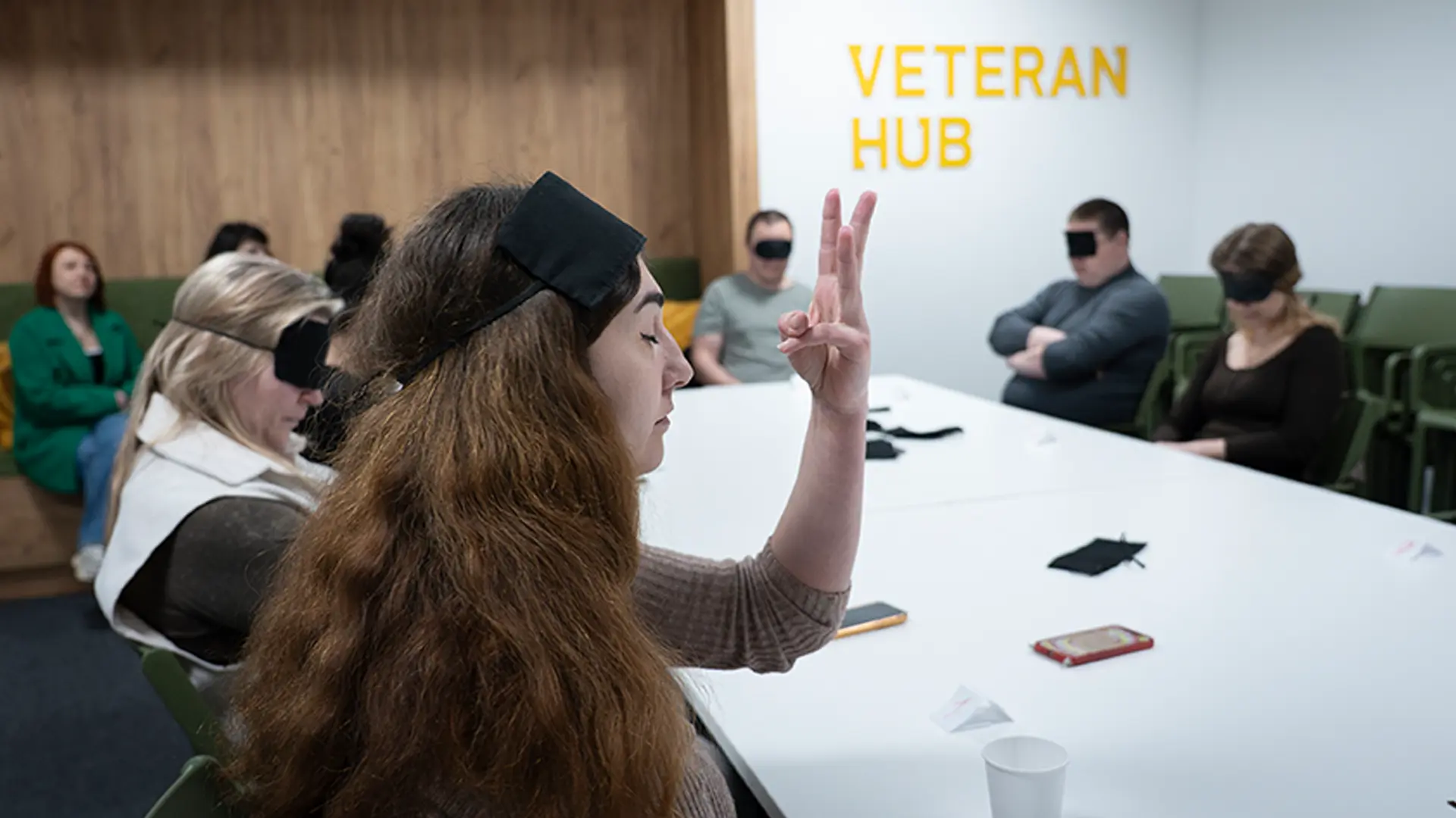 Veteranos, junto con sus parejas, cónyuges o familiares cercanos, participan en actividades de ocio que ofrece el Centro de Veteranos de Vinnytsia, Ucrania.