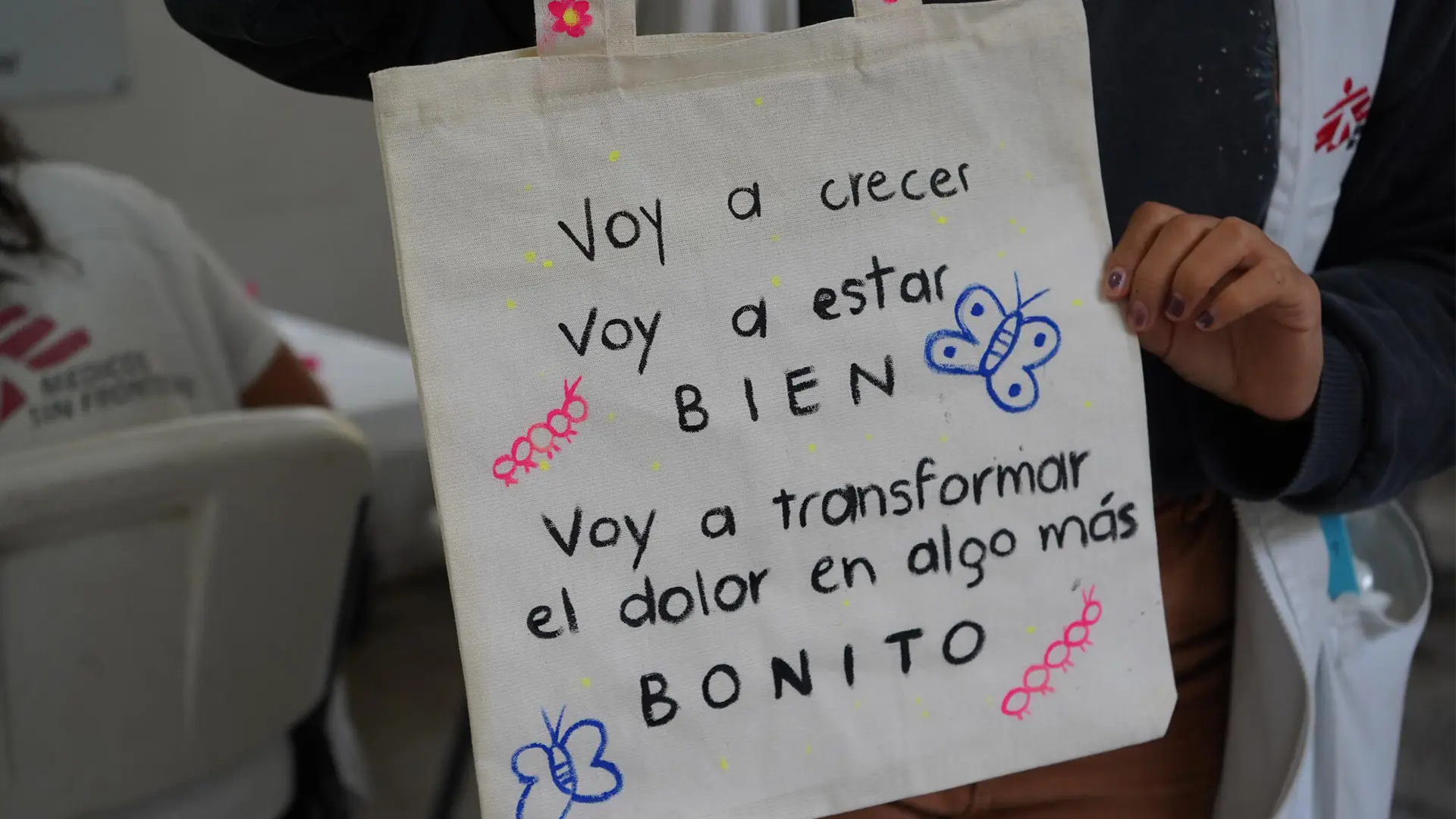 Un equipo multidisciplinario en las áreas médica, psiquiatría, psicología y trabajo social, diseña estrategias terapéuticas y acompaña de manera integral tanto a migrantes como a ciudadanos mexicanos que han sufrido actos de violencia en sus países de origen o durante su viaje