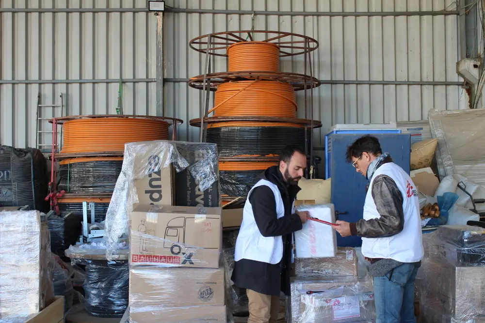 El personal de logística de MSF carga suministros en un almacén en Atenas, Grecia, para transportarlos a la isla de Rodas para una intervención de emergencia.