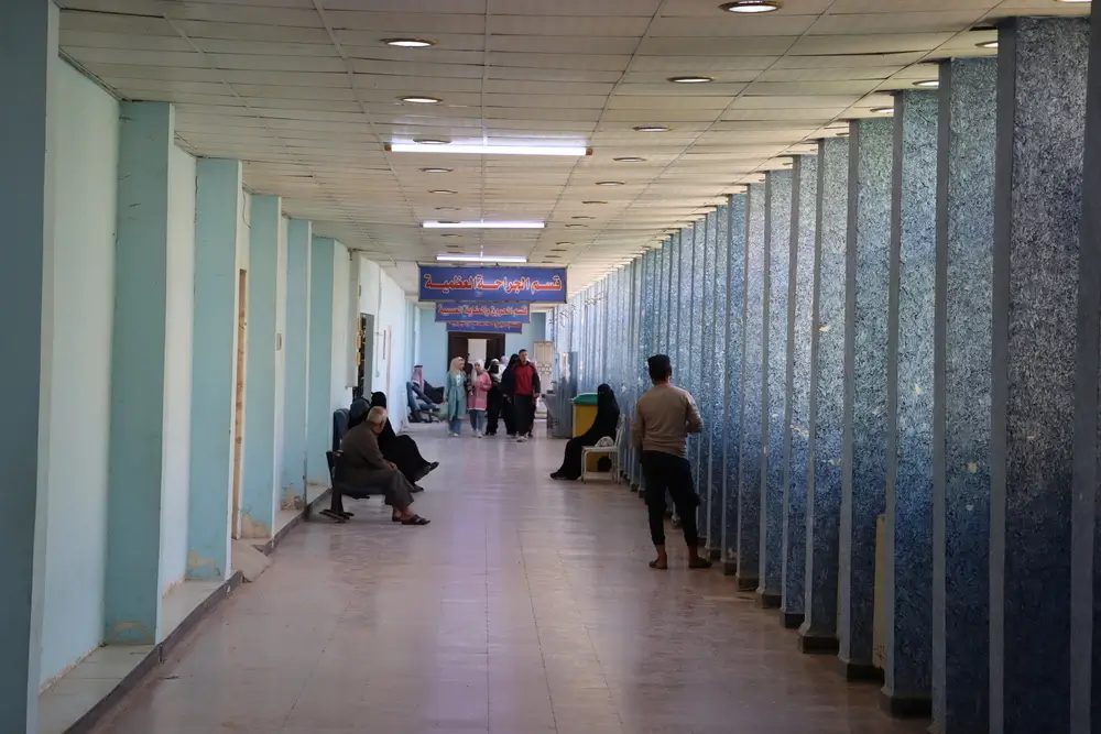 Los pacientes acuden con frecuencia al Hospital Nacional de Deir ez-Zor, donde MSF apoya al servicio de urgencias.