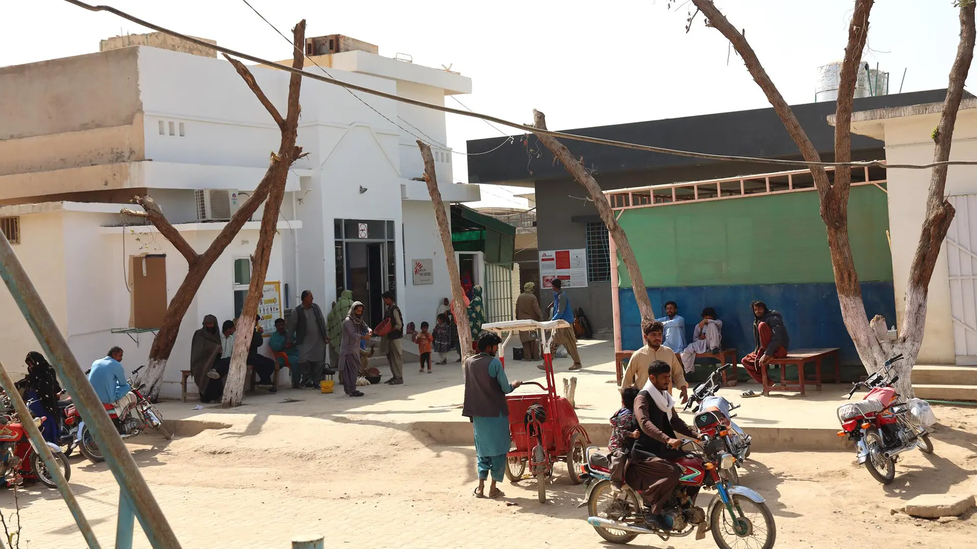 Vista de la abarrotada sala de espera frente a la unidad de atención maternoinfantil de MSF en el Hospital DHQ de Dera Murad Jamali, Baluchistán, donde los asistentes esperan a sus seres queridos.