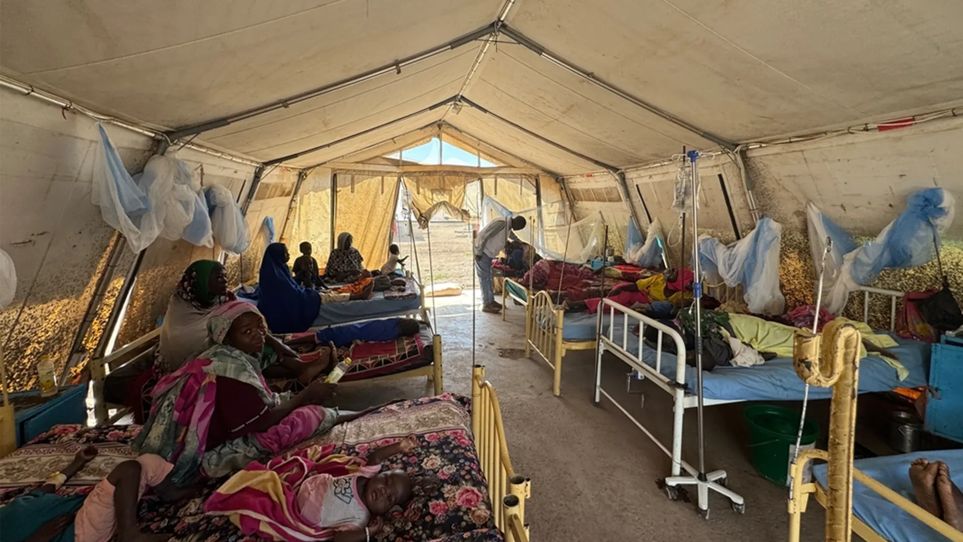 Una de las tres extensiones donde los equipos de MSF atienden casos graves de sarampión. Ese día, 11 pacientes compartían las 10 camas disponibles.