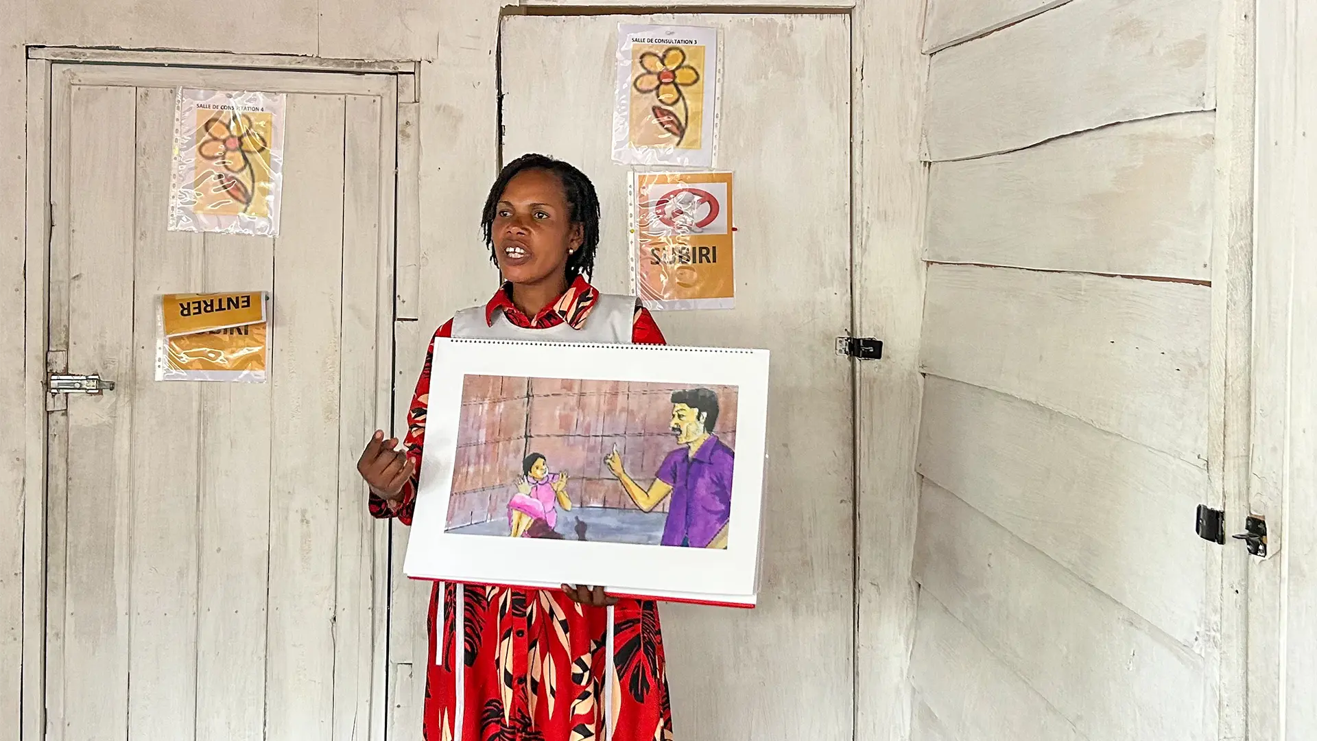 Una emergencia persistenteUna promotora de salud de MSF habla con pacientes en la sala de espera de la clínica Tumaini, que ofrece atención médica y psicológica gratuita y confidencial, especialmente a sobrevivientes de violencia sexual.