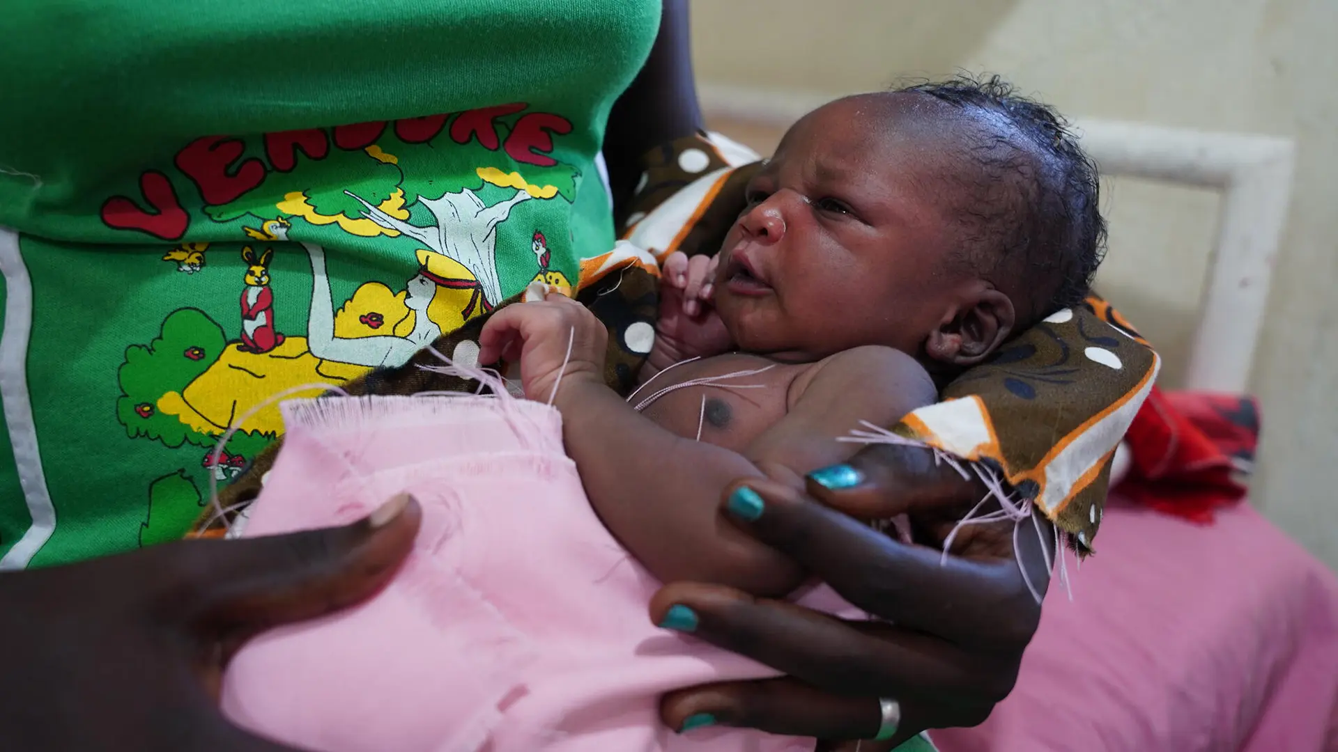 Nyamer Kuok sostiene a su bebé recién nacido, Kech Bol, en la sala de maternidad del hospital de MSF en Ulang, estado del Alto Nilo, Sudán del Sur, octubre de 2024.