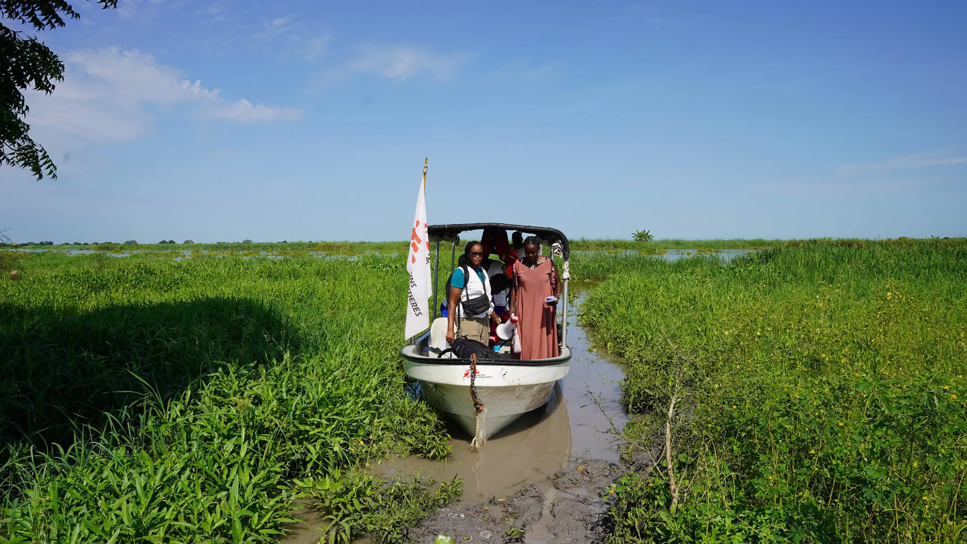 Un equipo de extensión de MSF llega en barco a una aldea remota en el condado de Ulang, Sudán del Sur, en octubre de 2024. © Nasir Ghafoor/MSF