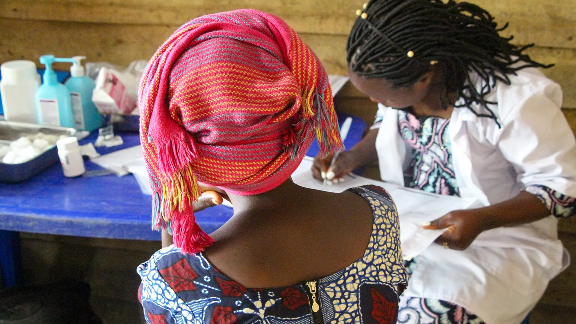 Consulta médica en el centro de salud de Makombo (a 45 km de Goma), apoyado por MSF. Trabajamos allí entre febrero y mayo de 2025, atendiendo especialmente a víctimas de violencia sexual.