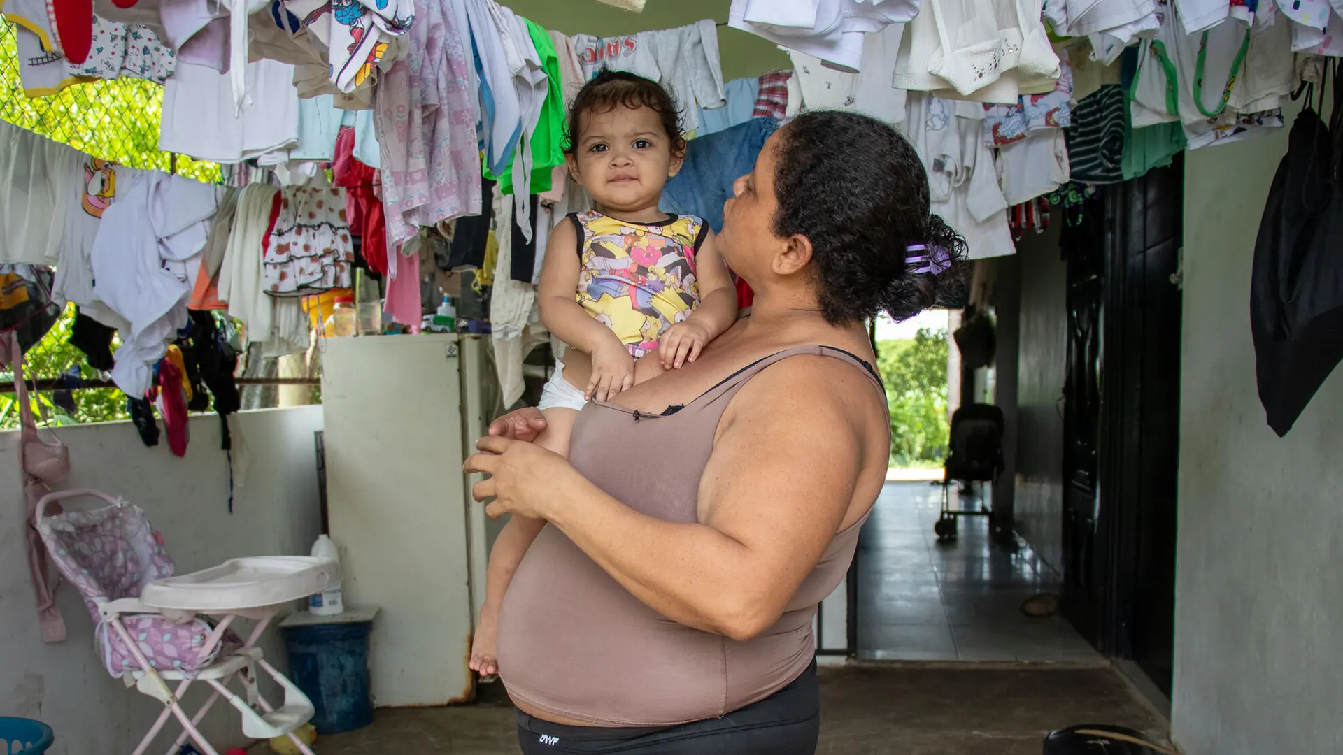 Mariocy y su nieta. Cuenta que la mayoría de los trabajos que encuentra le pagan menos por ser venezolana, por lo que no gana suficiente dinero. Esto, sumado a sus motivos para migrar, ha afectado su salud mental.